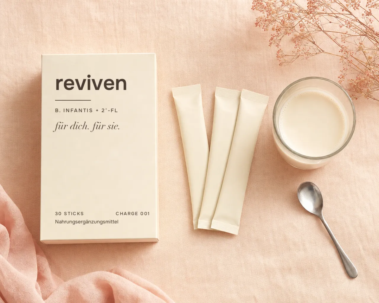 Reviven Faltschachtel mit drei Sticks und einem Glas warmer Milch auf Leinen